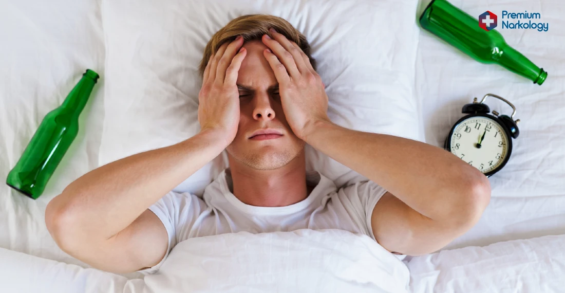 мужчина закрывает лицо руками